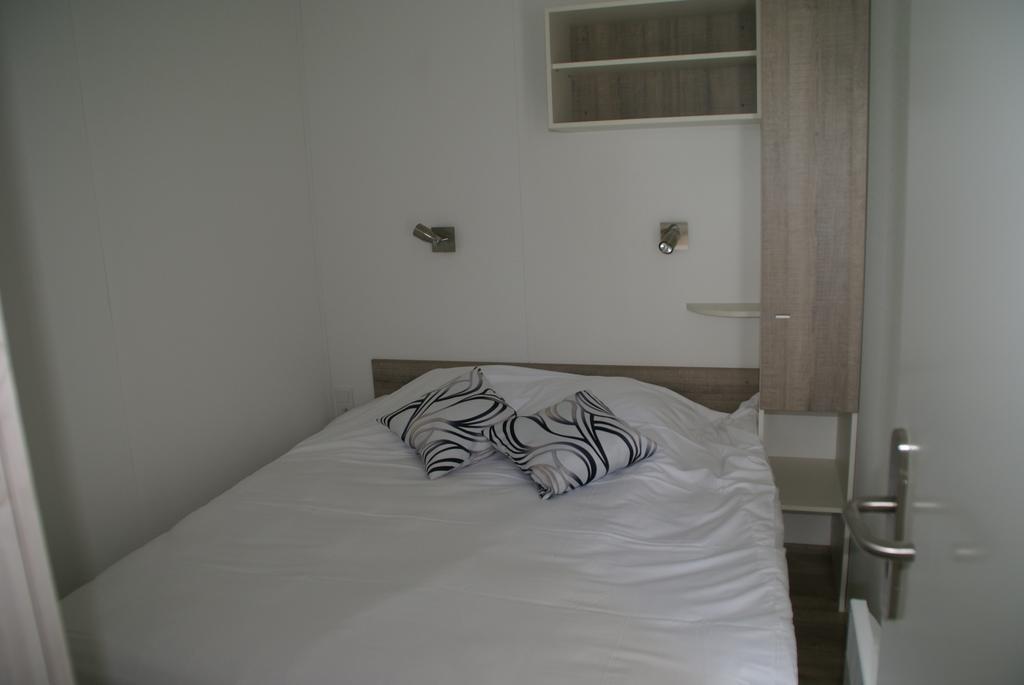Les Roulottes & Cottages Du Moulin Chenillé-Changé Habitación foto